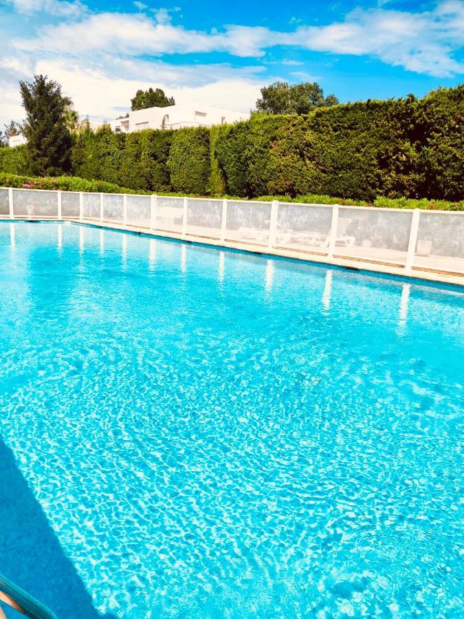 Mandelieu Grand Studio Avec Piscine Et Proche De La Mer Εξωτερικό φωτογραφία